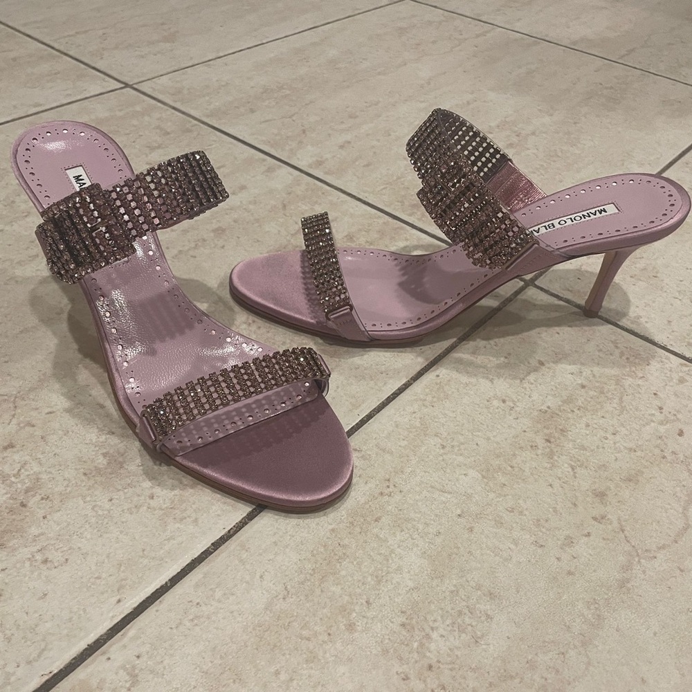 NWB Manolo Blahnik purple lilac Satin embellished size 39 mules heels never worn
